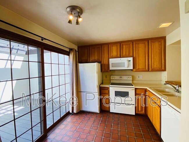 Building Photo - 8668 Villa La Jolla Dr