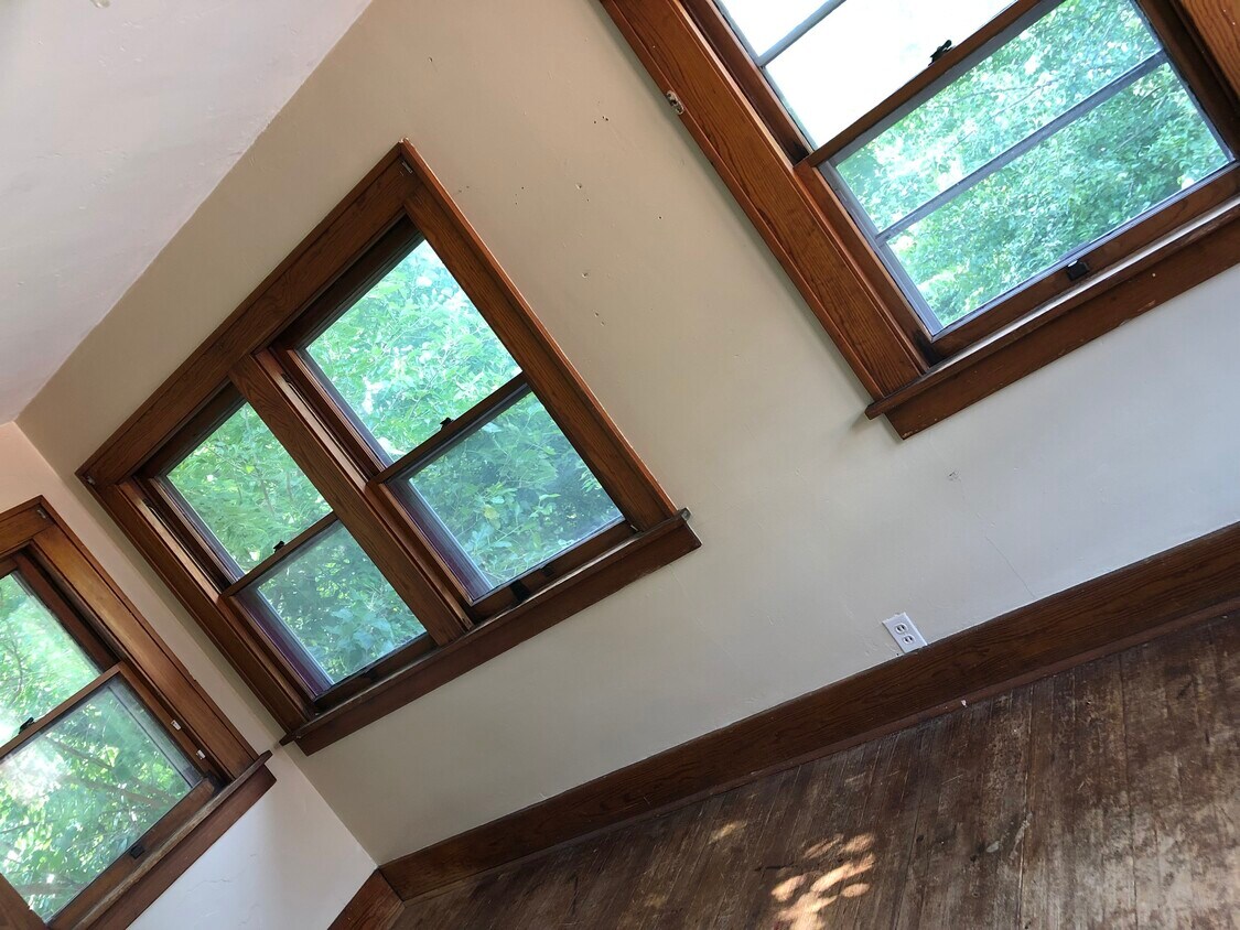 Bright and Airy Sunroom - 924 Iowa Ave