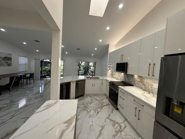 Building Photo - 2173 Discovery Cir W