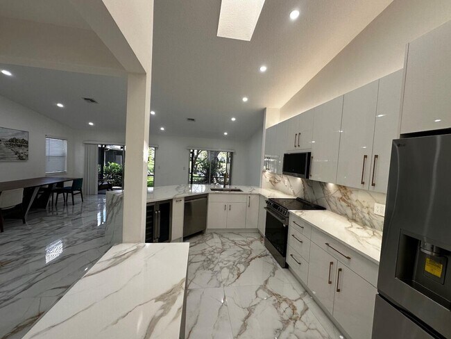 Foto del edificio - 2173 Discovery Cir W