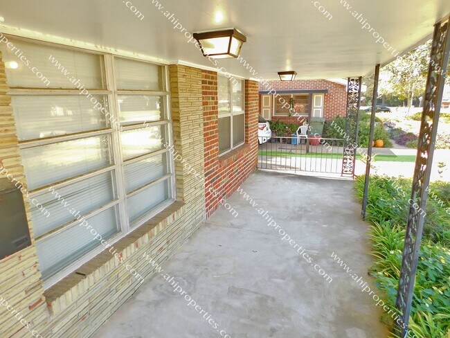 Building Photo - 3520 Royal Crest Dr