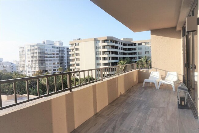 Foto del edificio - 251 Crandon Blvd