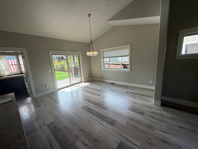 Building Photo - NE 3 Bdrm, 2 Bath, Gas Heat/Fireplace, Air...