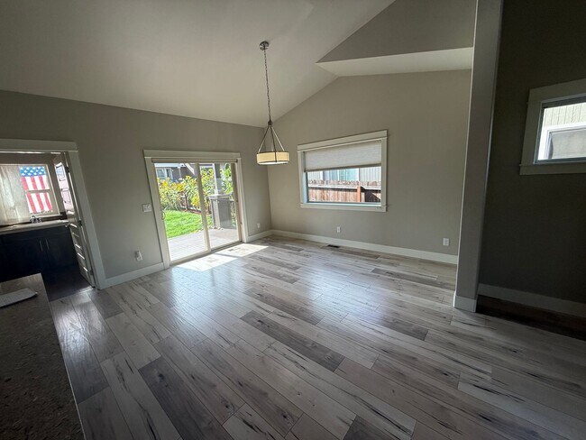 Foto del edificio - NE 3 Bdrm, 2 Bath, Gas Heat/Fireplace, Air...