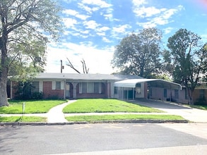 Building Photo - 330 Redcliff Dr