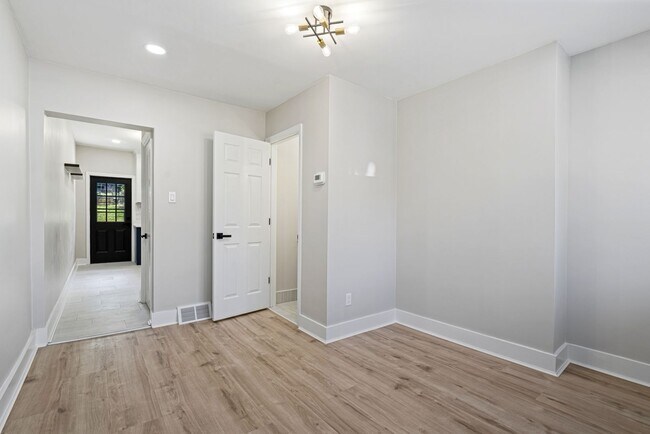 Foto del edificio - Freshly Renovated 2 Bedroom in Bloomfield available NOW!