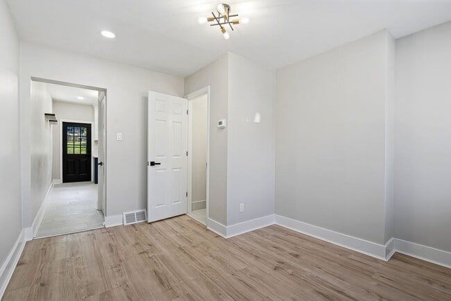 Photo - Freshly Renovated 2 Bedroom in Bloomfield available NOW! House