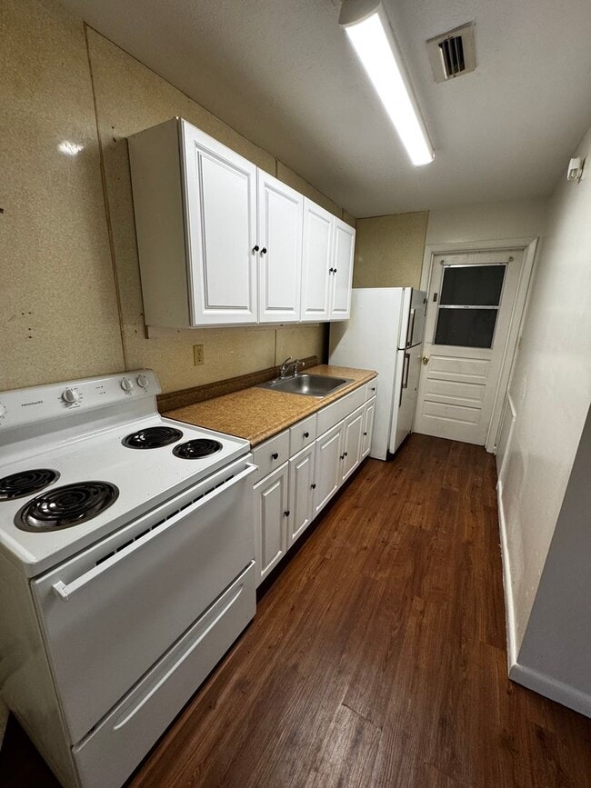 Building Photo - Clean & Cozy Cottage Available
