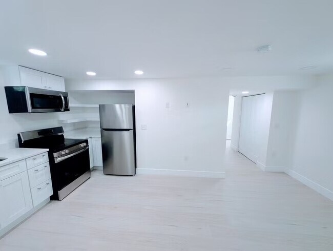 Foto del edificio - Fully Renovated, Sunny Basement Apartment