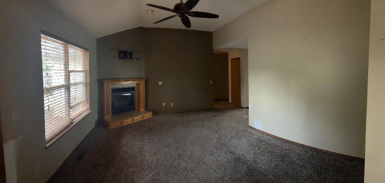 Building Photo - 3 bedroom 2 bathroom 2 car garage on quiet block.