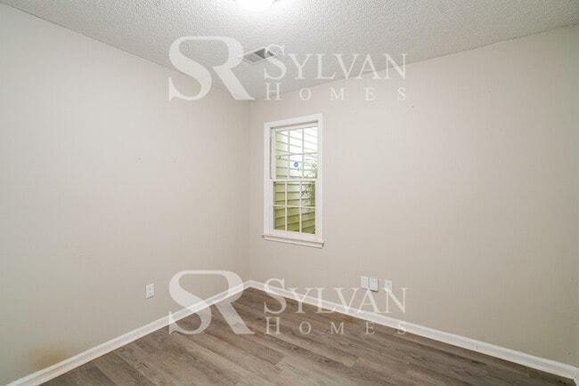 Building Photo - Feel welcome in this well-maintained 4BR 2...