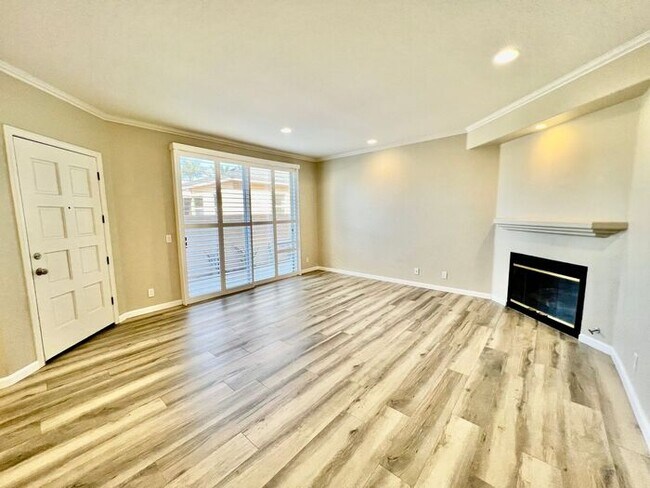 Building Photo - VIEWS VIEWS VIEWS From This Townhome With ...