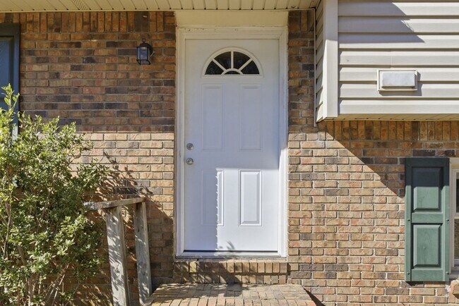 Foto del edificio - Spacious 3BR Home Close to Post, Schools & Shopping