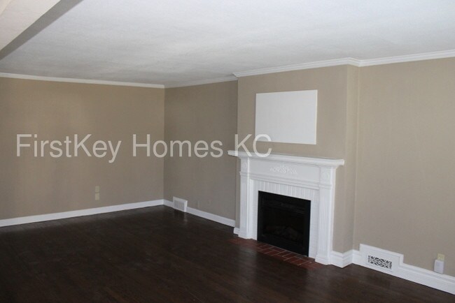 Building Photo - 8016 Holmes Rd