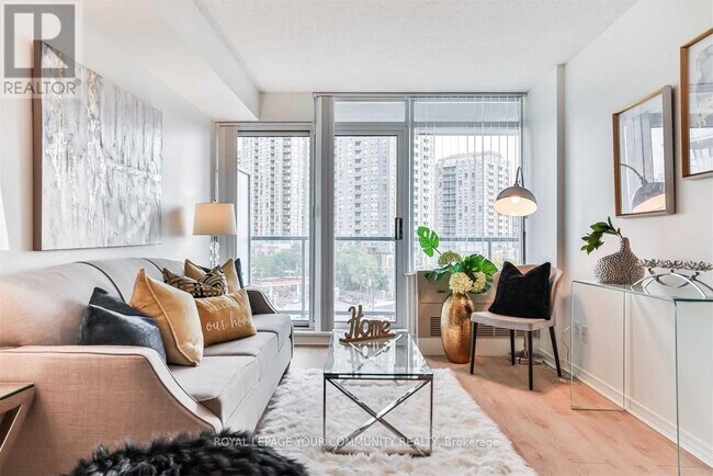 Photo du bâtiment - 5500-5500 Yonge St