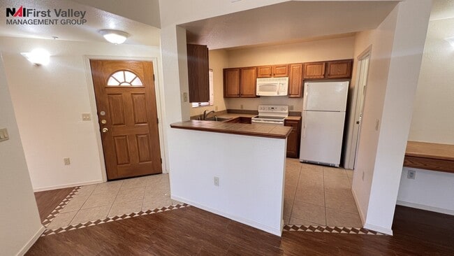 Building Photo - 2 Bedrooms, 2 Baths