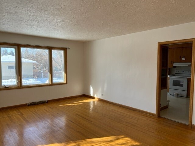 Building Photo - 2 Bed 1 Bath Unit in Olds, AB
