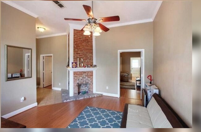 Building Photo - 1027 Austerlitz St