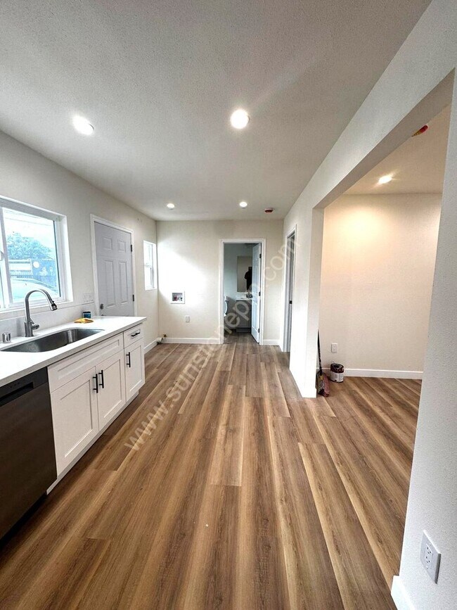 Foto del edificio - 702 N Garey Ave