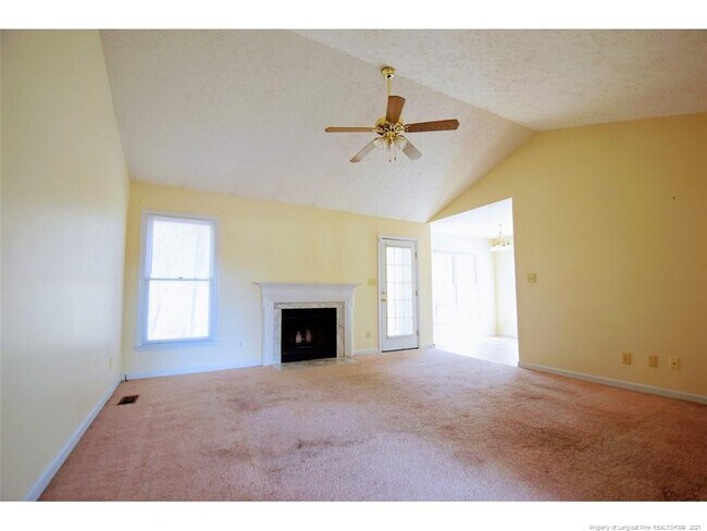 Building Photo - 5086 Summer Ridge Rd