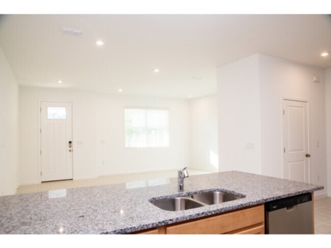 Foto del edificio - BRAND NEW 3 bedroom 2.5 bath with LOFT