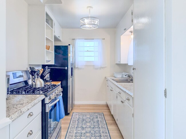 Building Photo - 1015 Bath Ln