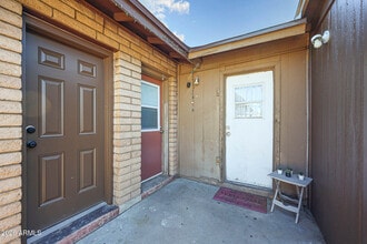 Building Photo - 558 S Lesueur