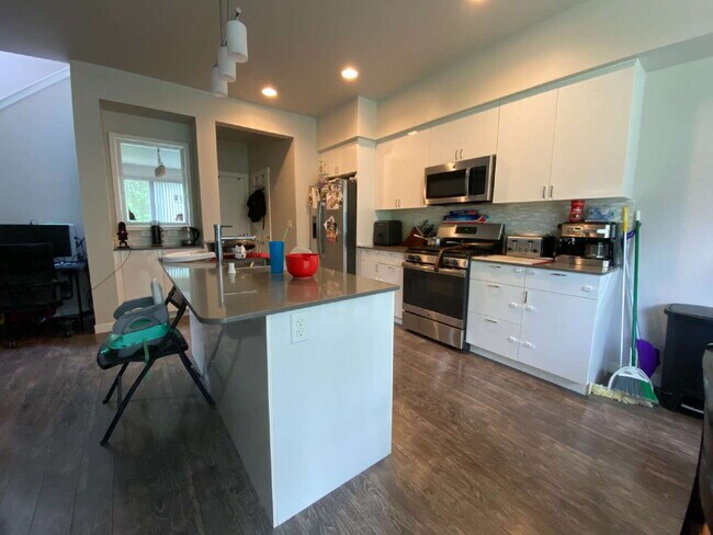 Building Photo - Modern 3-bedroom with Fully Fenced Yard