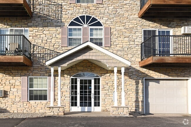 Building Photo - Pinewood Estates