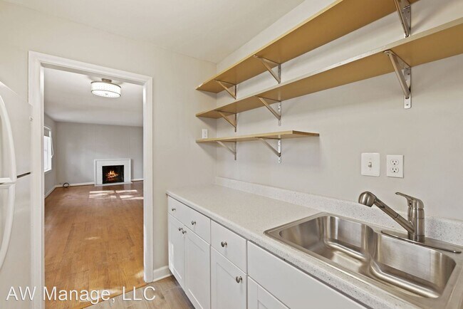 Building Photo - 3 br, 1 bath House - 9714 Montauk Ave