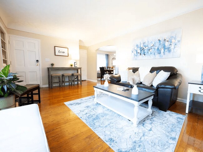 Foto del edificio - 3682 Glencairn Rd