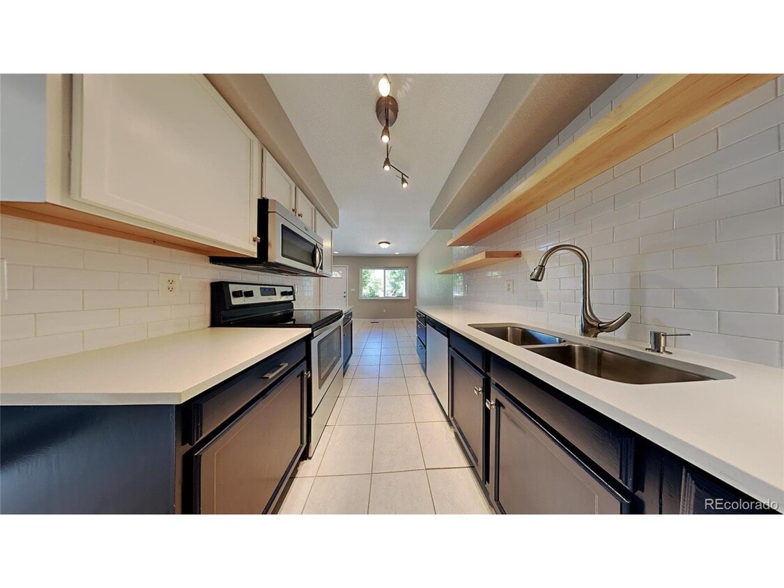 Refined Louisville Townhome — Garage, Gas Fireplace, and Private Deck - Refined Louisville Townhome — Garage, Gas ...