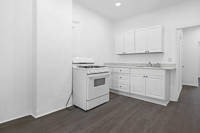 Building Photo - 721 Avenue A