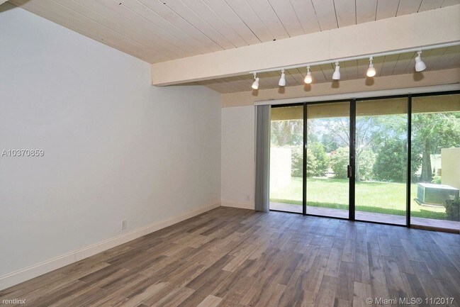 Building Photo - 720 E Coco Plum Cir