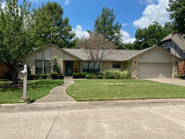 Foto del edificio - Spacious 3-Bed, 2-Bath Home in Prime South...