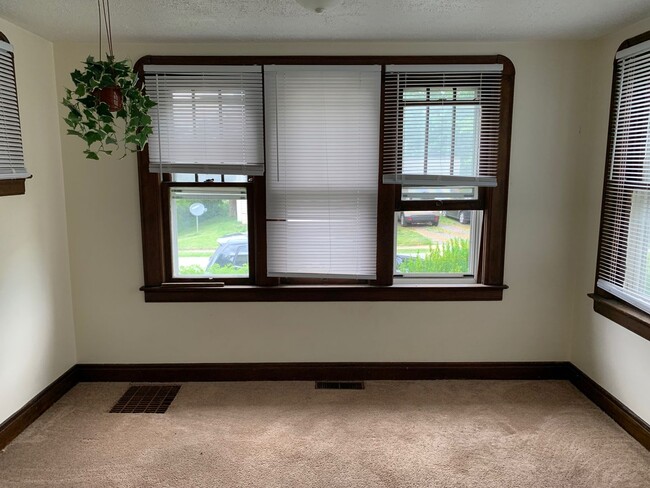 Building Photo - **FREE Prorated First Month's Rent