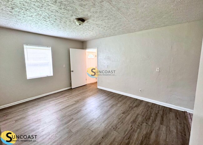 Building Photo - Fenced 4 Bedroom in South Jax!