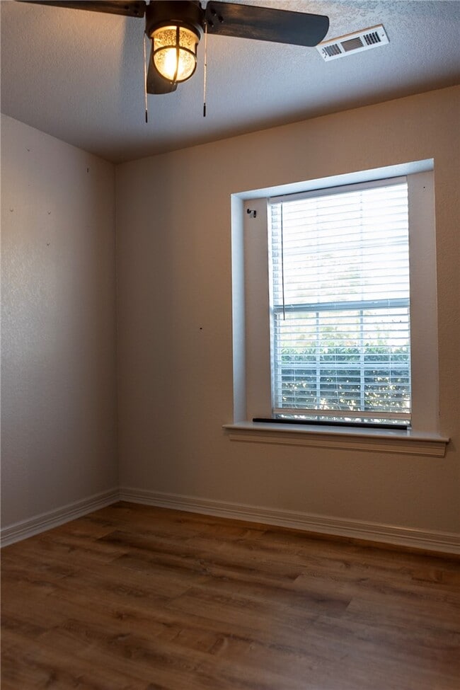 Building Photo - 833 S Eastview Dr