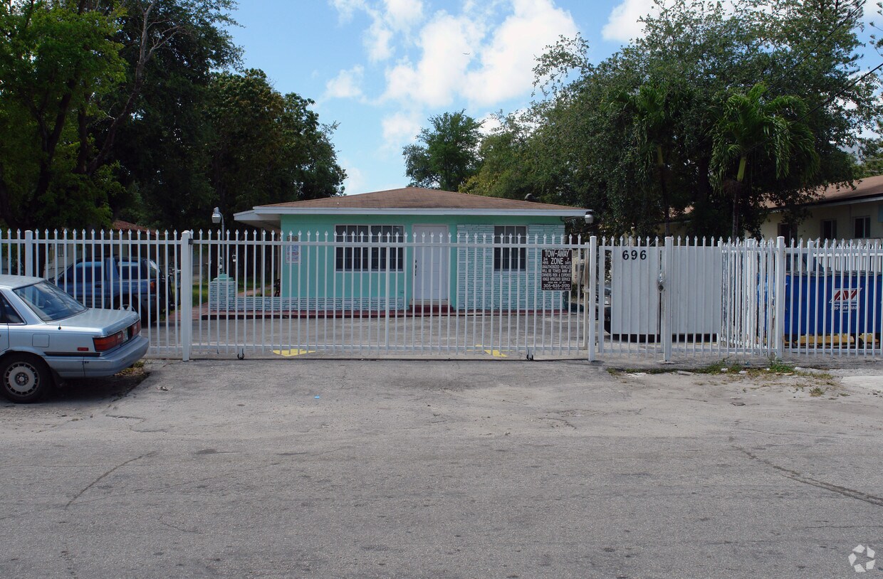 Foto principal - 696 NE 85th St