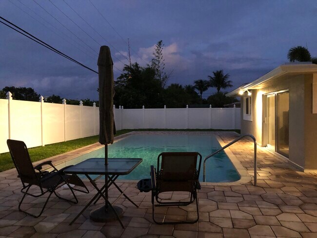 Large pool & patio w/Gazabo - 289 NW 12th St