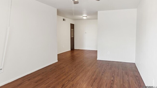 Foto del edificio - 2100 College Dr