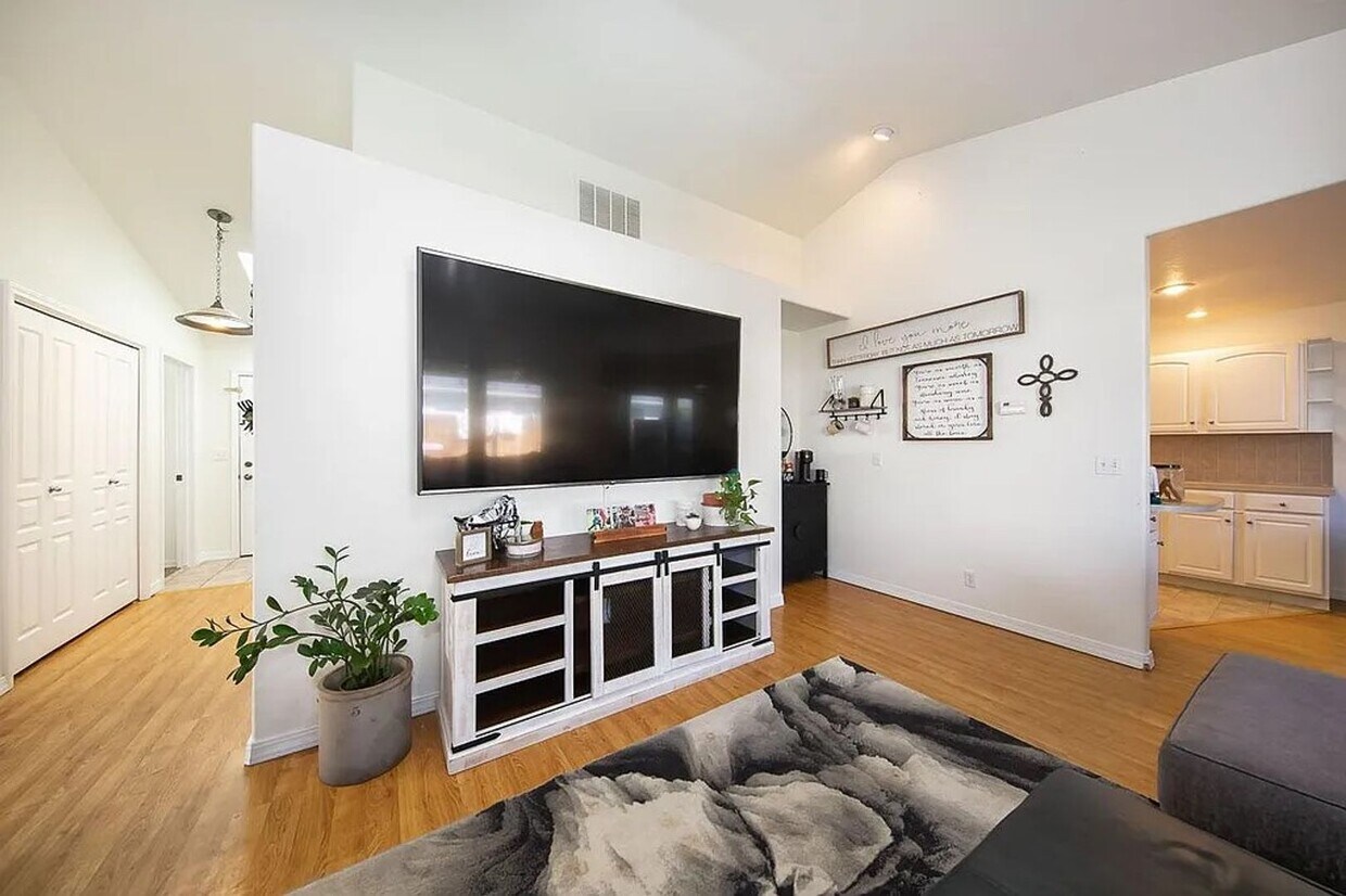 Building Photo - Beautiful 3 bed 2 bath Meridian home off o...