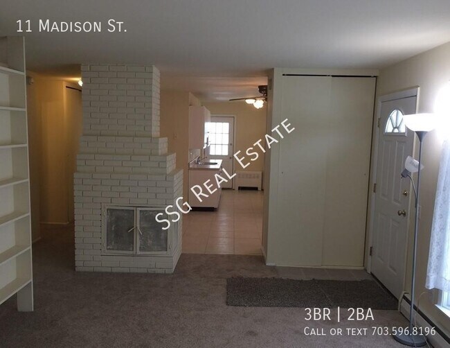Building Photo - 3 Bedroom Ranch in quiet neighborhood in E...