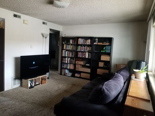 Foto del edificio - 2 Bed 1 Bath Orem Apartment by Orem Library