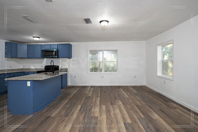 Building Photo - Fully Renovated 3/2 in West Mobile!