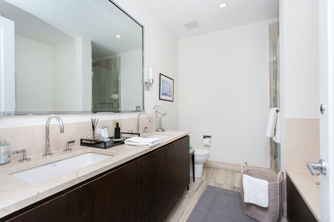 Building Photo - 1BR Condo - with Home Office