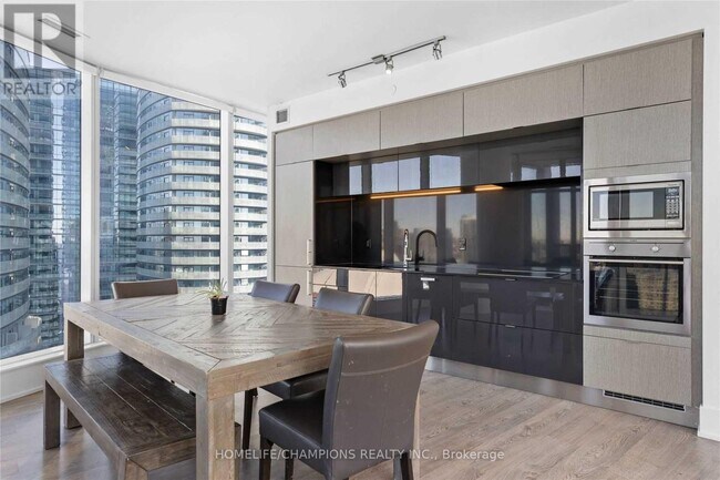 Building Photo - 10 York St