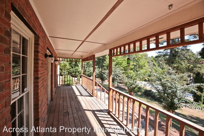 Building Photo - 2126 Kings Mountain Dr NE