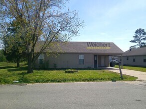 Building Photo - 302 E Locust St