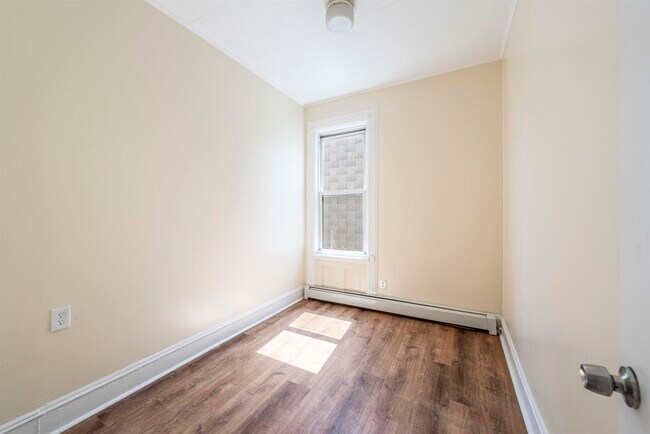 Building Photo - 816 20th St